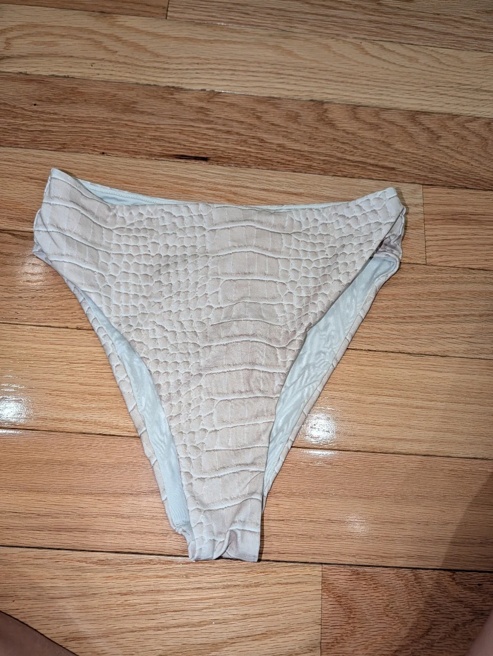 BB6. NWOT SKIMS HIGH WAISTED BIKINI BOTTOM ON EGEEY CROCODILE PRINT
